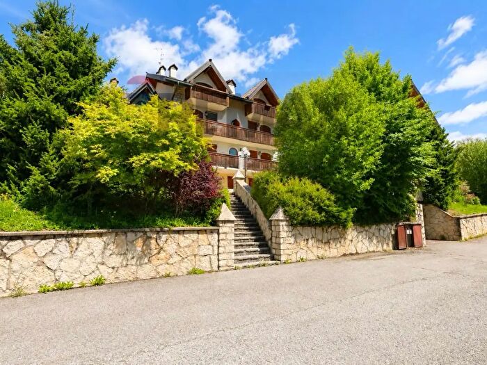 Appartamento trilocale in vendita in Via Maggiore, Roana