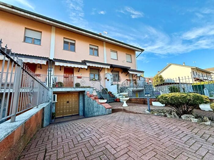 Casa con 9 locali in vendita in Via Giacomo Brodolini, Alessandria