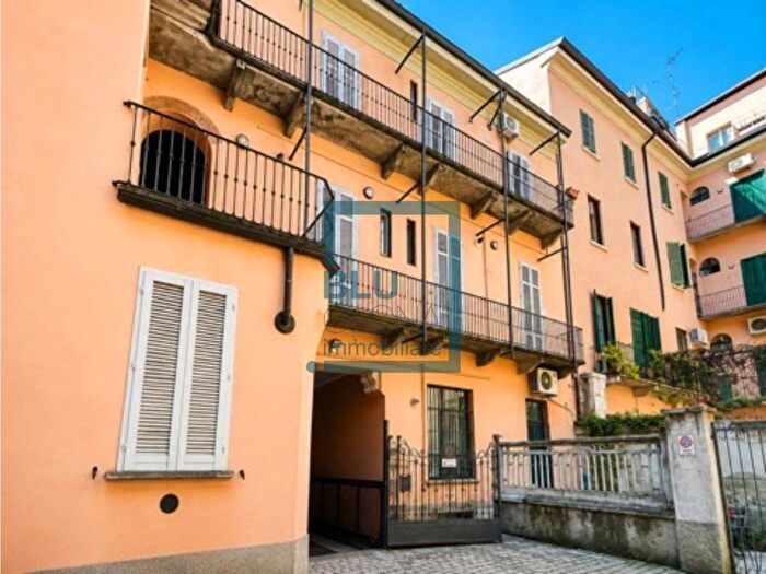Appartamento trilocale in affitto in Via Federico Confalonieri, Isola, Milano