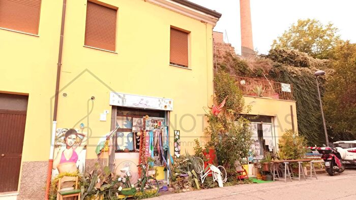 Casa con 8 locali in vendita in Via Quattordici, Cesena