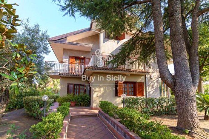 Casa con 6 locali in vendita in Via Siracusa, San Giovanni La Punta