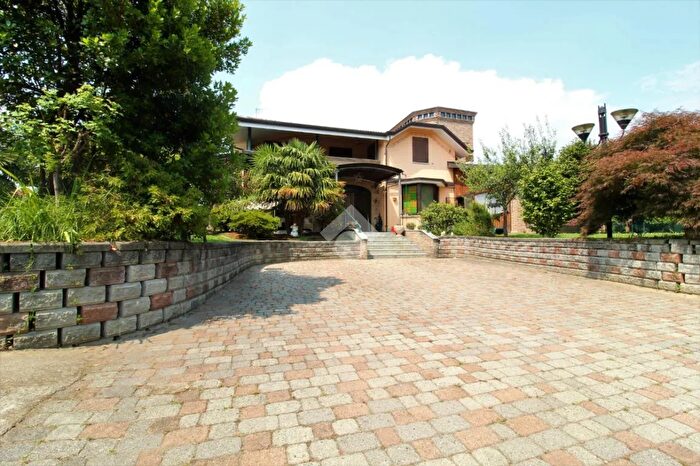 Casa con 7 locali in vendita in Via Cotonificio, Strambino