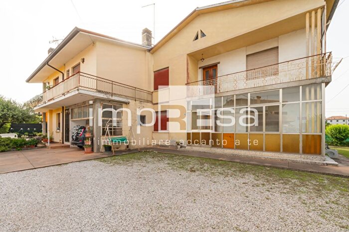 Casa con 6 locali in vendita in Via Giugno, Trevignano