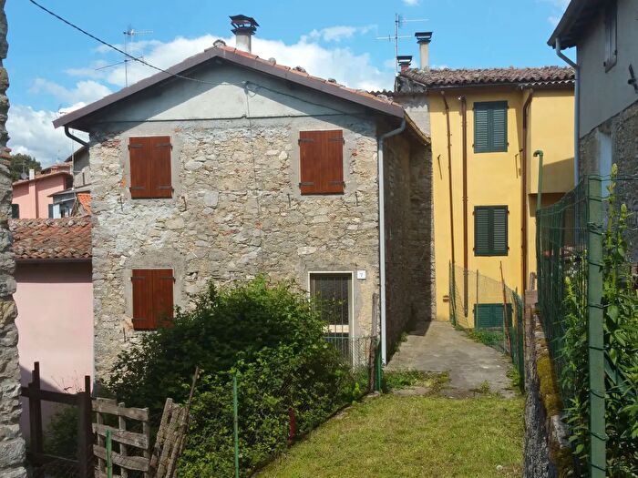Casa quadrilocale in vendita in Via, Molazzana