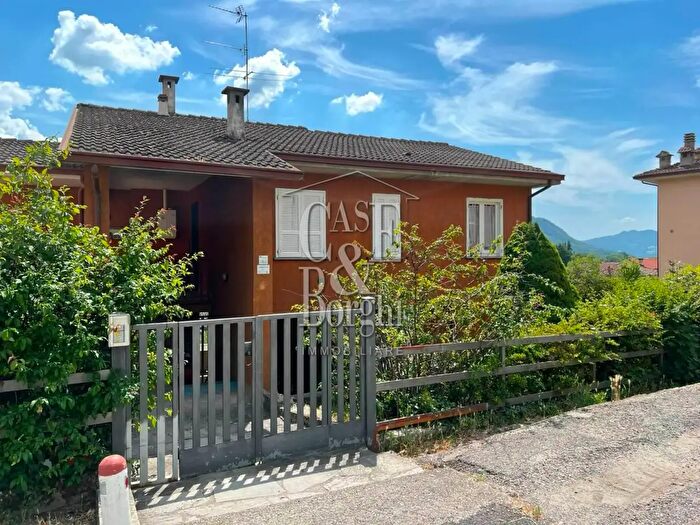 Appartamento con 5 locali in vendita in Via Pietro Mazza, Varzi