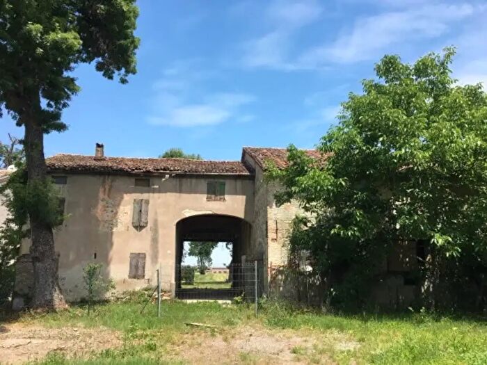 Casa con 6 locali in vendita in Strada Bassa Nuova, Parma