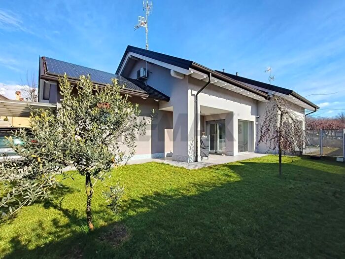 Casa quadrilocale in vendita in Via Monte Pasubio, Oleggio Castello