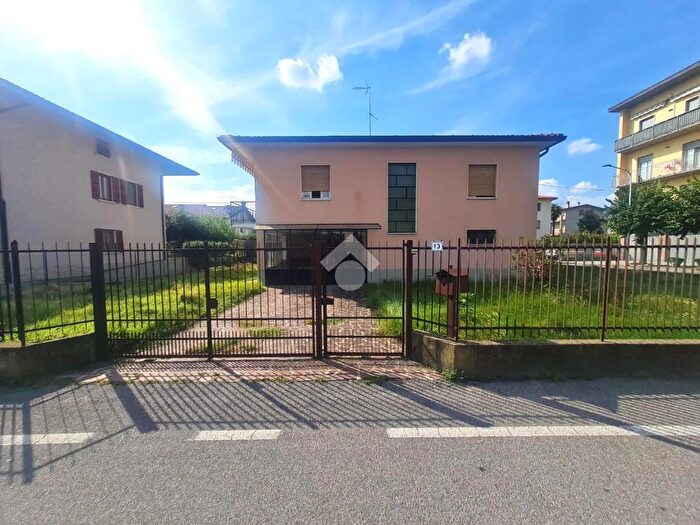 Casa quadrilocale in vendita in Via Santa Lucia, Mozzo