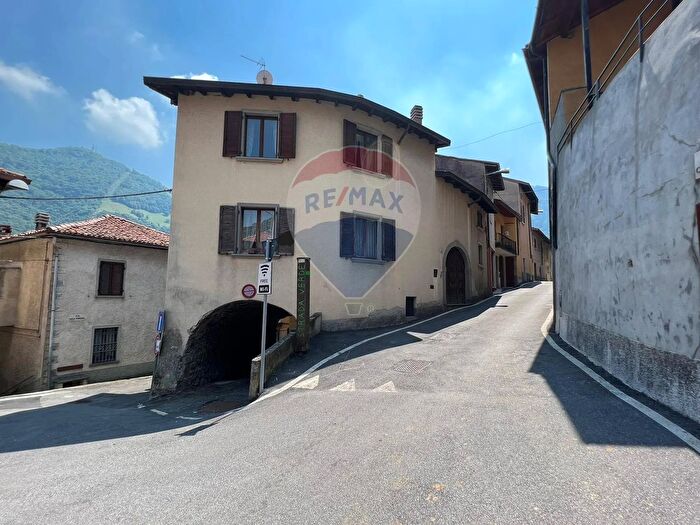 Appartamento con 6 locali in vendita in Via Campello, Fonteno