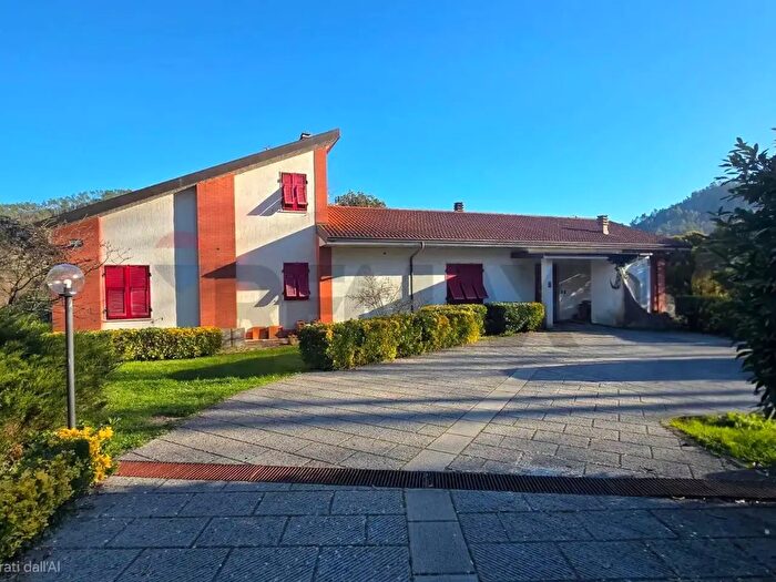 Casa con 11 locali in vendita in Beverino