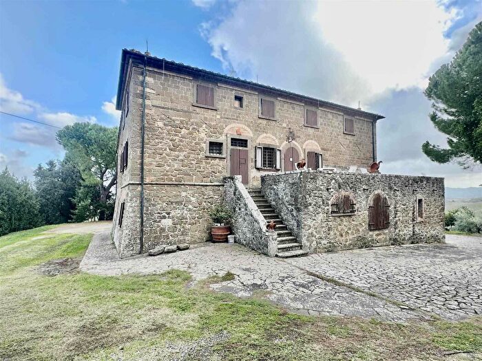 Casa con 8 locali in vendita in Montecatini Val Di Cecina