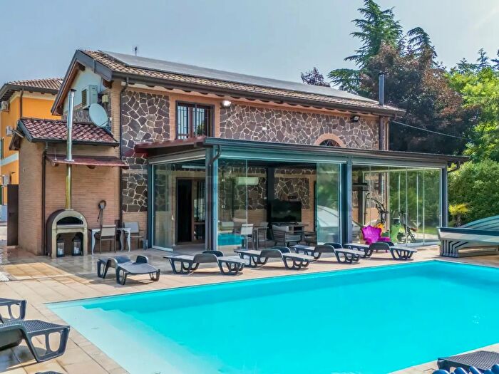 Casa con 15 locali in vendita in Fidenza