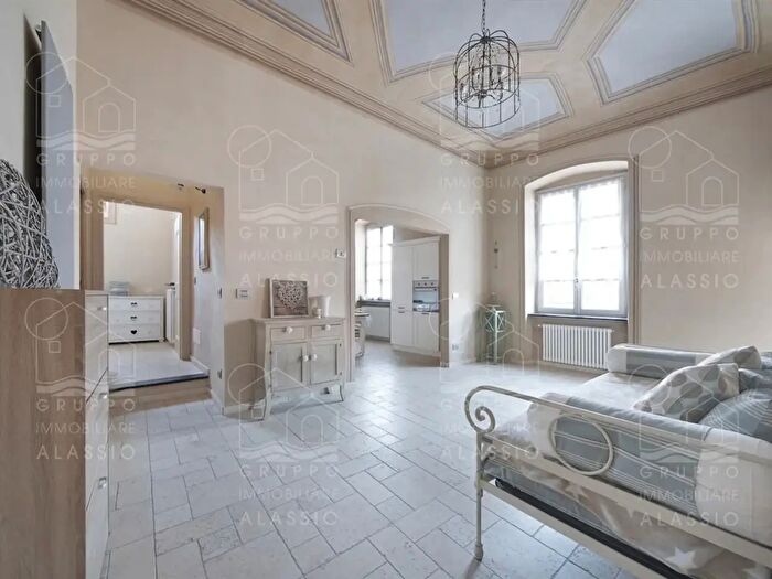 Appartamento trilocale in vendita in Via Gian Maria Oddo Albe, Albenga