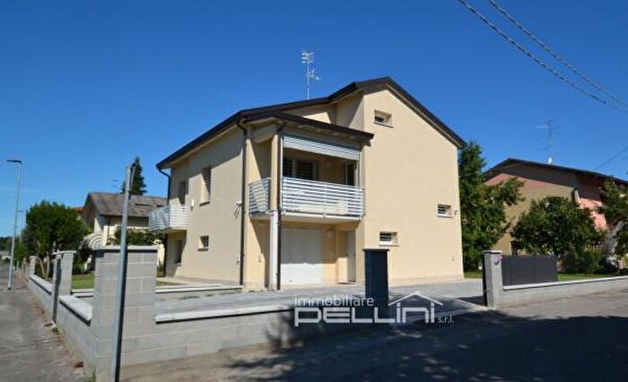 Casa con 5 locali in vendita in Via Fratelli Cervi, Castelnovo Di Sotto