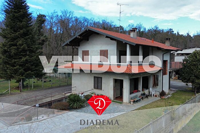 Casa con 6 locali in vendita in Via Alfredo di Dio, Besnate