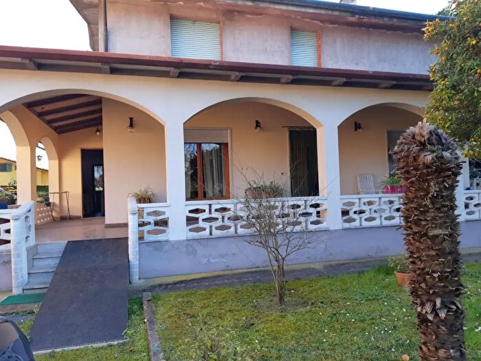 Casa con 5 locali in affitto in Massa