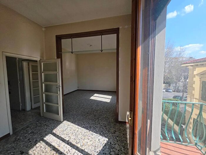 Appartamento con 6 locali in vendita in Viale dei Mille, Firenze
