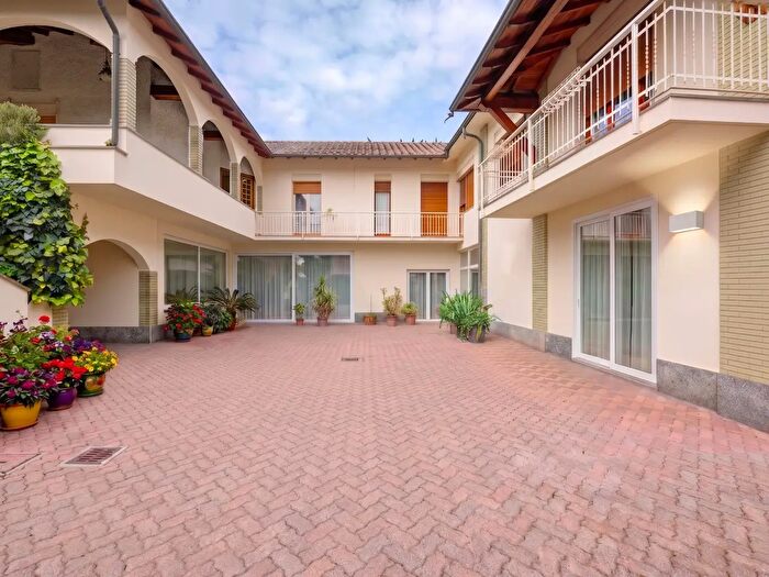 Casa con 13 locali in vendita in Via Carlo Rossini, Tradate