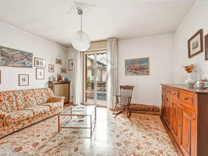 Casa con 6 locali in vendita in Via Giovanni Pascoli, Castelnovo Di Sotto