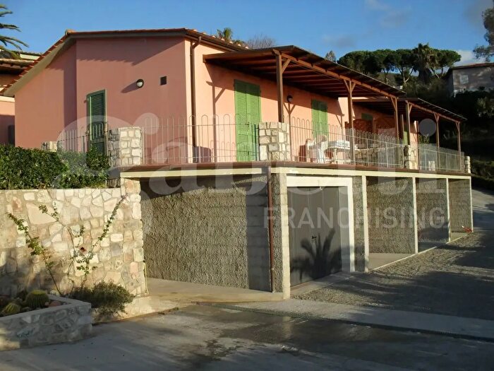Casa con 6 locali in vendita in Capoliveri