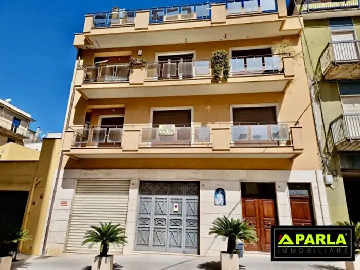 Appartamento con 6 locali in vendita in Via Regione Siciliana, Canicatti'