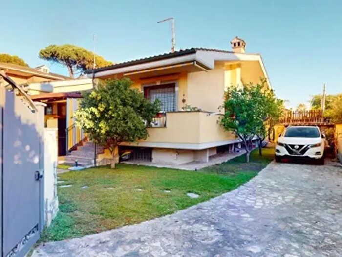 Casa quadrilocale in vendita in Via Pier Alessandro Guglielmi, Roma