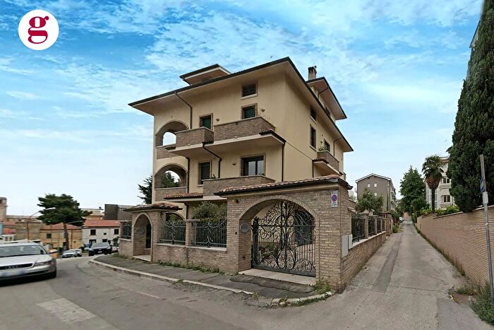 Casa con 9 locali in vendita in Via Silvio Pellico, Vasto