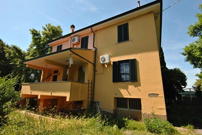 Casa con 8 locali in vendita in Cecina