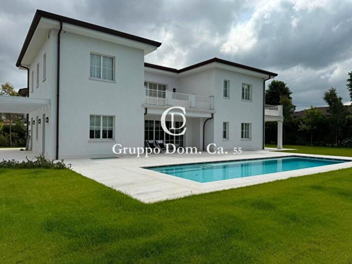 Casa con 6 locali in affitto in Via L Quartieri, Centro, Forte dei Marmi