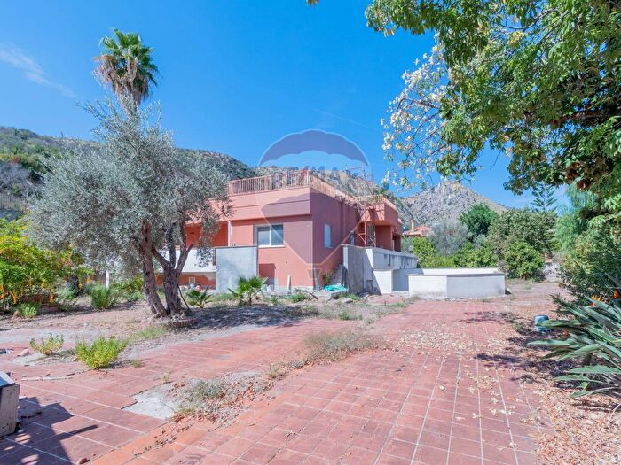 Casa con 9 locali in vendita in Viale Regione Siciliana Sud Est, Palermo