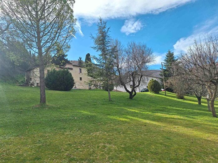 Casa con 9 locali in vendita in San Severino Marche