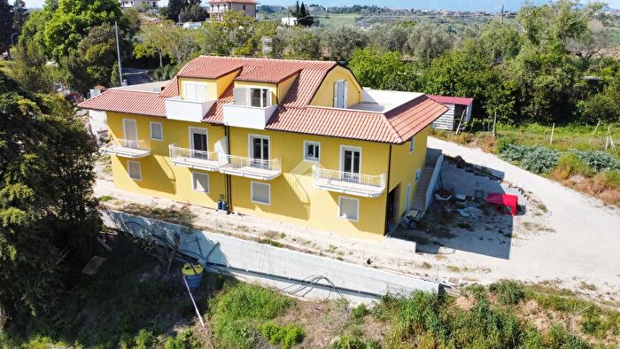 Casa con 7 locali in vendita in Contrada Collecchio, Castel Di Lama