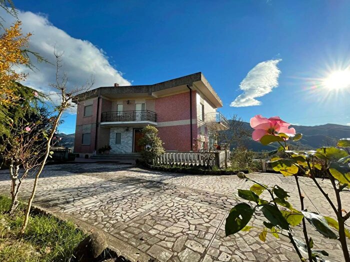 Casa con 7 locali in vendita in Via Augusta Raurica Atina Frosinone, Atina