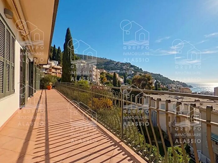 Appartamento con 7 locali in vendita in Alassio