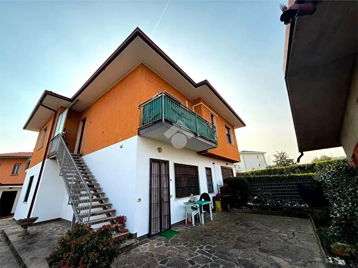 Casa quadrilocale in vendita in Via Patrioti, Rovato