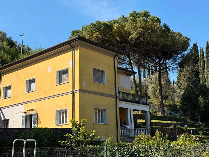 Casa con 18 locali in vendita in Lerici
