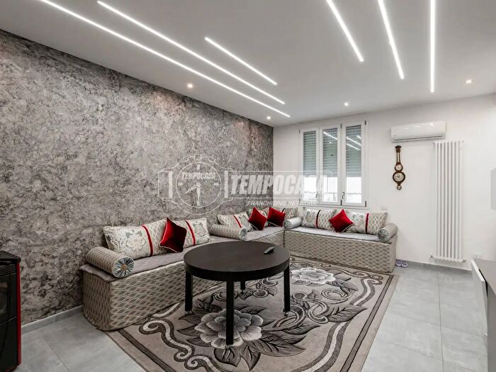 Casa con 8 locali in vendita in Fidenza