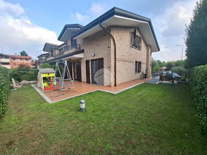 Casa quadrilocale in vendita in Via Anzio, Paderno Dugnano