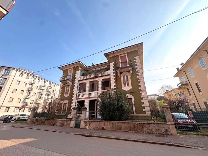 Appartamento con 5 locali in vendita in Via Beltrame, Verona