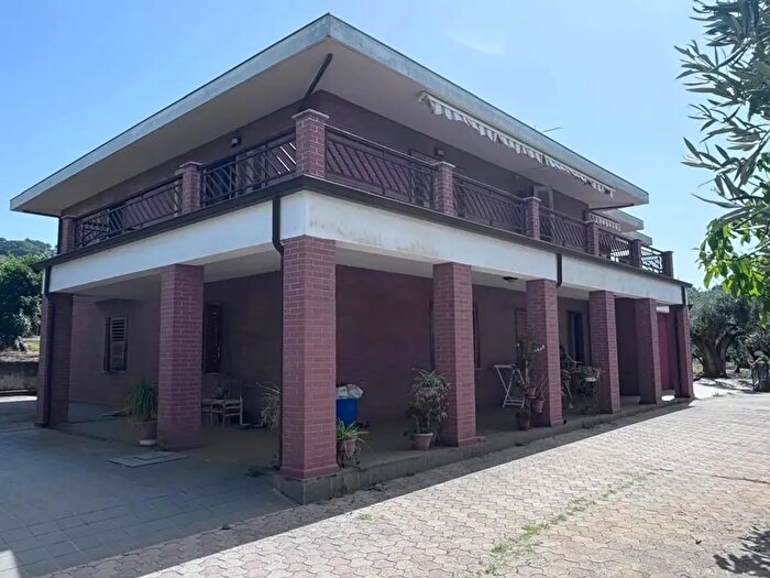 Casa con 12 locali in vendita in Contrada Cedonio Snc, Francavilla Angitola