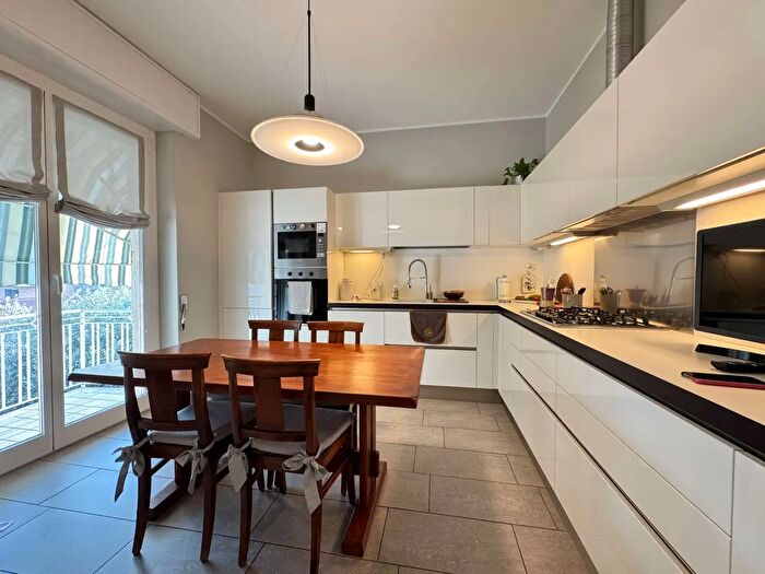 Casa con 8 locali in vendita in Monterosa, Gerenzano