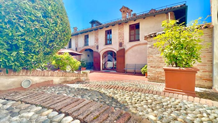 Casa con 11 locali in vendita in Via Garibaldi, Pasturana