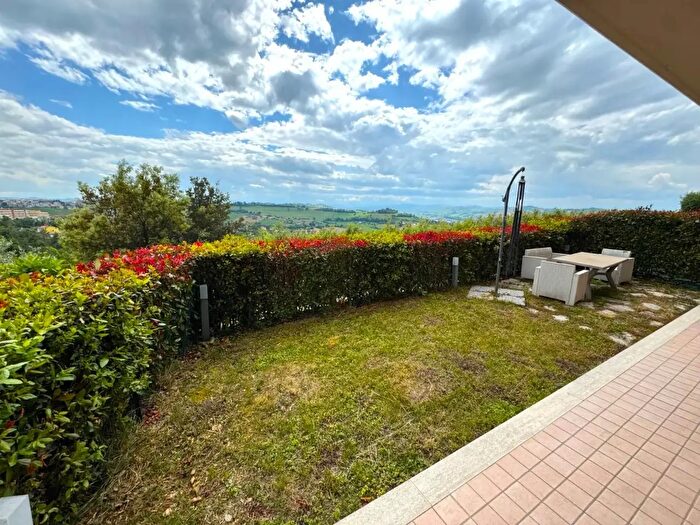 Appartamento con 5 locali in vendita in Via Lauretana, Fermo