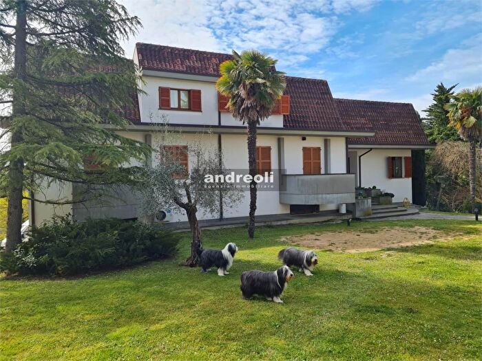 Casa con 13 locali in vendita in Belvedere Ostrense