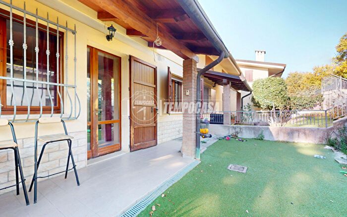 Casa quadrilocale in vendita in Via Venezia, Guiglia