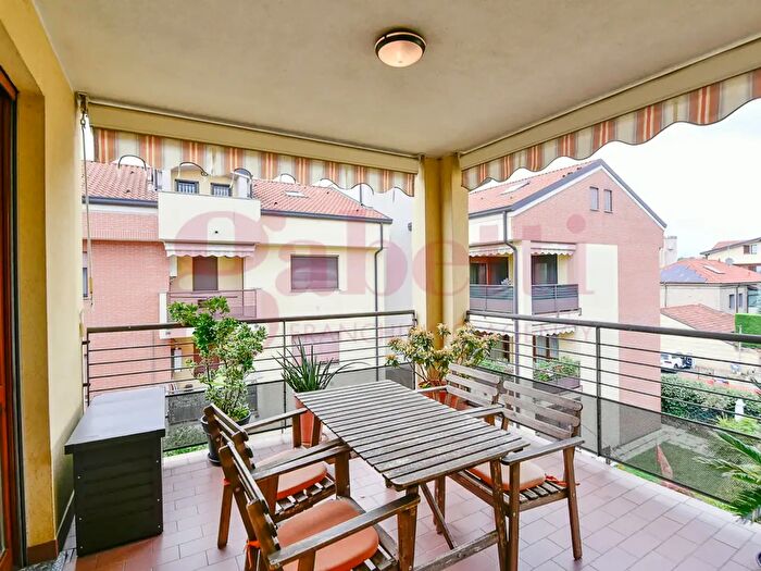 Appartamento trilocale in vendita in Via Parini, Carugo