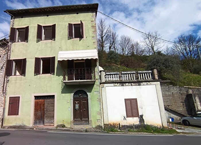 Casa con 8 locali in vendita in Gallicano