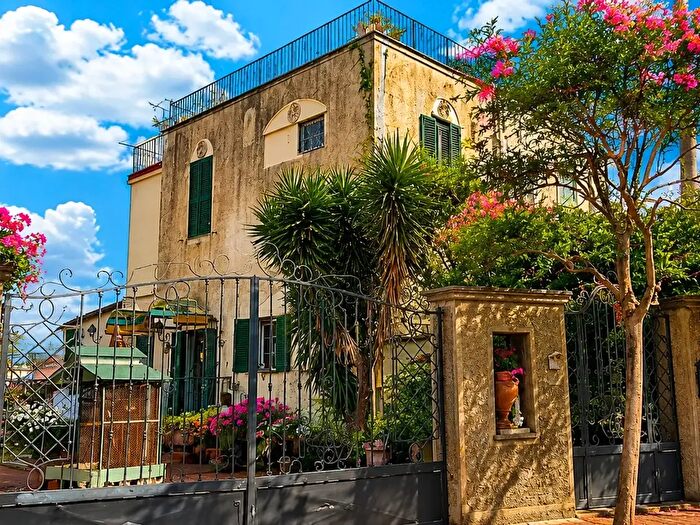 Casa con 6 locali in vendita in Via Miliscola, Pozzuoli