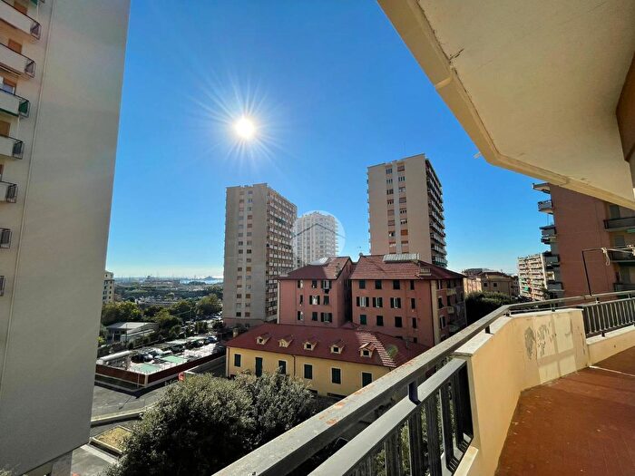 Appartamento trilocale in vendita in Via Giovanni Opisso, Genova