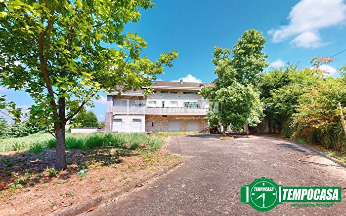 Casa con 6 locali in vendita in Valenza